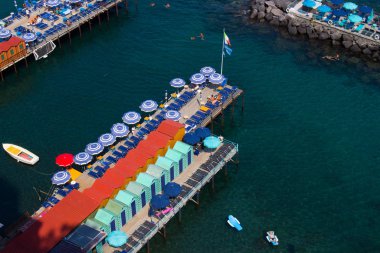 Sorrento 'da güneşlenen ve yıkanan insanlar