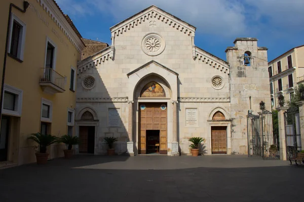 Sorrento Katedrali 'nin ön görüntüsü