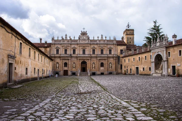 Padula, Salerno, Campania, İtalya - 21 Mayıs 2017: E cephesi