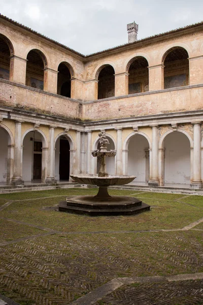 Padula, Salerno, Campania, İtalya - 21 Mayıs 2017: Manastır