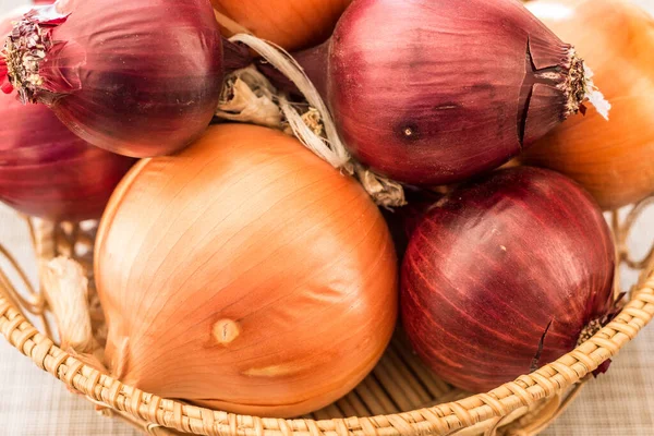 Sepette çeşitli soğan türleri var.