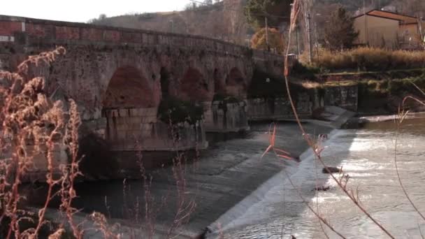 A Leproso híd Beneventóban egy ősi púpos építészeti struktúra, ami lehetővé teszi, hogy átkelj a Sabato folyón. — Stock videók