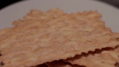 Bugie beyaz tabakta geleneksel bir İtalyan karnavalı böreği.