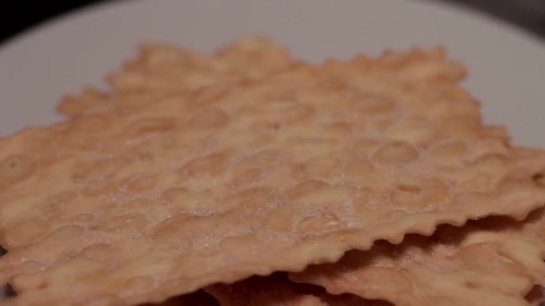 白盘上的意大利传统嘉年华松饼 — 图库视频影像