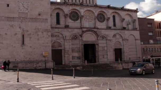 Traffic and pedestrians in front of the Cathedral of Benevento, the first Christian temple erected in the city — Stockvideo