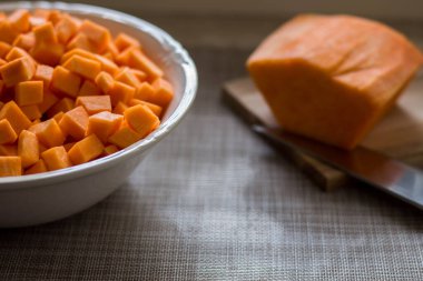 Sarı balkabağı küp küp kesilip bir kase içine konur.