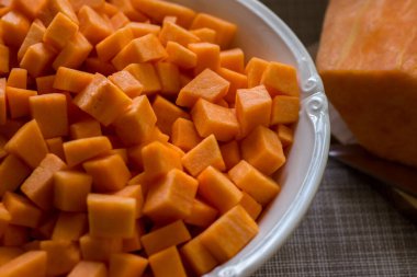 Sarı balkabağı küp küp kesilip bir kase içine konur.