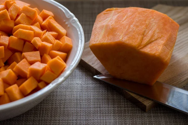 Sarı balkabağı küp küp kesilip bir kase içine konur.