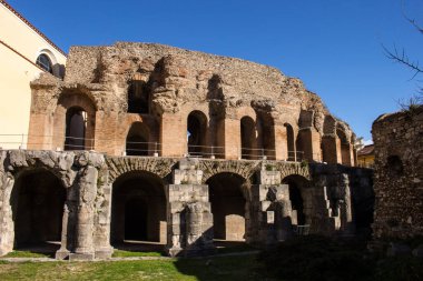 Roma Tiyatrosu manzarası, Benevento 'da Santa Maria kilisesinin yanındaki antik Roma binası.