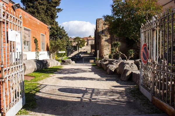 Vista Entrada Teatro Romano Antigo Edifício Romano Benevento Lado Igreja — Fotografia de Stock