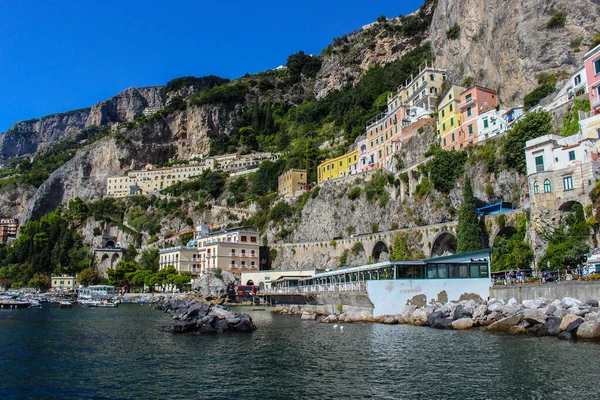 Uitzicht Stad Amalfi Vanaf Steiger Met Zee Kleurrijke Huizen Hellingen — Stockfoto