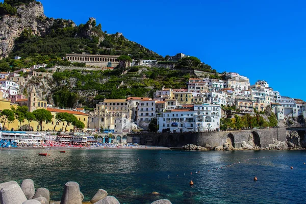 Sahilin Manzarası Amalfi Kasabasından Denize Kıyısı Olan Amalfi Kasabasından Botları — Stok fotoğraf