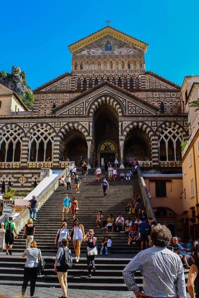 Amalfi Sokaklarında Durup Katedrale Hayran Kalan Turistleri Görüyoruz — Stok fotoğraf