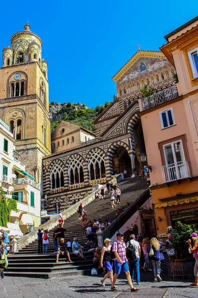 Amalfi Sokaklarında Durup Katedrale Hayran Kalan Turistleri Görüyoruz — Stok fotoğraf