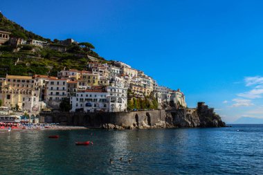 Sahilin manzarası, Amalfi kasabasından denize kıyısı olan Amalfi kasabasından, botları ve renkli evleriyle Salerno, Campania, İtalya 'daki Amalfi kıyılarında..