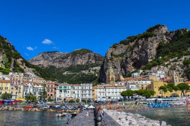 Amalfi şehrinin panoramik manzarası deniz, sahil, kilise ve Salerno, Campania, İtalya 'daki Amalfi kıyılarındaki renkli evler..