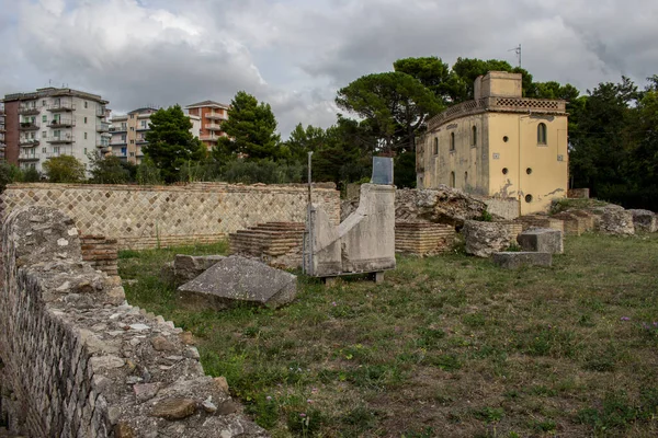 Larino Campobasso Sítio Arqueológico Romano Fundo Edifício Moderno Num Dia — Fotografia de Stock