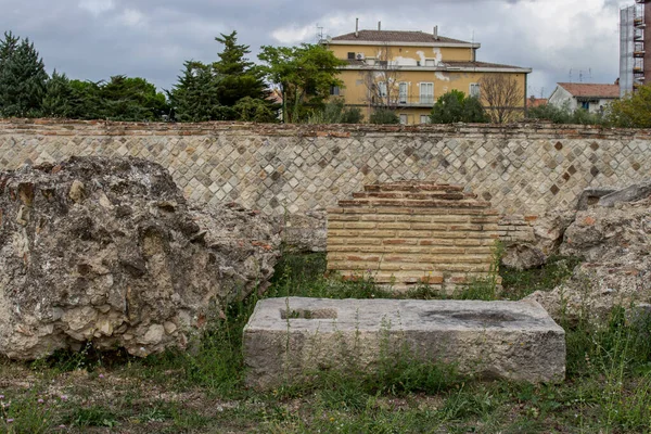 ラリーノ カンポバッソ 現代の建物の背景にローマの考古学的遺跡 晴れた日に — ストック写真