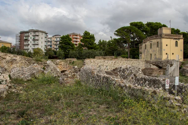 Larino Campobasso Sítio Arqueológico Romano Fundo Edifício Moderno Num Dia — Fotografia de Stock