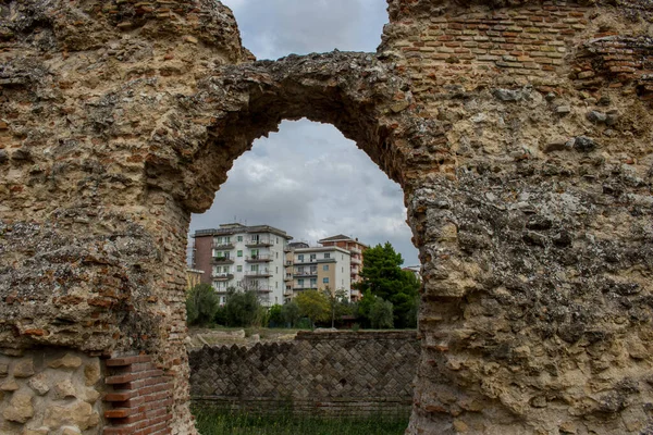 Larino Campobasso Site Archéologique Romain Sur Fond Bâtiment Moderne Par — Photo