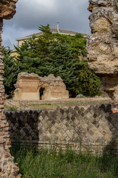 Larino Campobasso Sítio Arqueológico Romano Fundo Edifício Moderno Num Dia — Fotografia de Stock