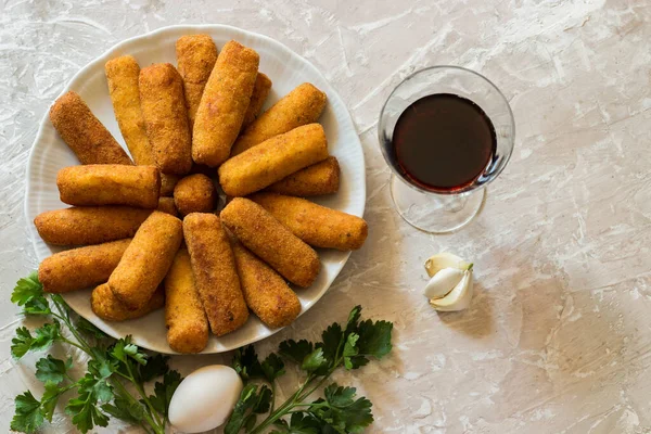 Vista Croquetes Batata Prato Branco Com Salsa Alho Ovo Fundo — Fotografia de Stock