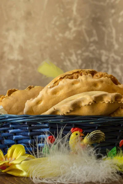 Imagen Muestra Típico Panzerotti Pascua Campania Dentro Una Cesta Azul —  Fotos de Stock