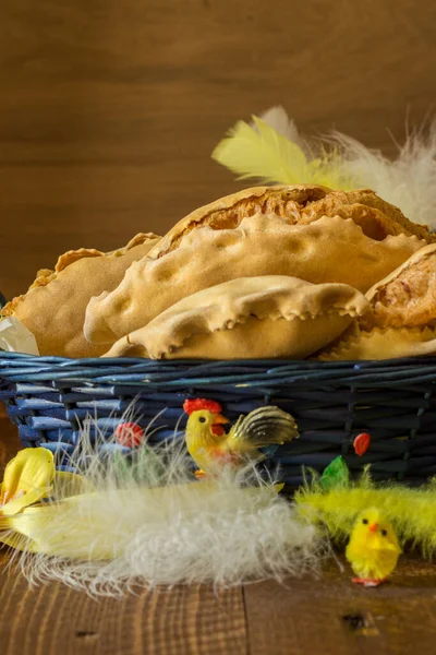 Imagen Muestra Típico Panzerotti Pascua Campania Dentro Una Cesta Azul —  Fotos de Stock