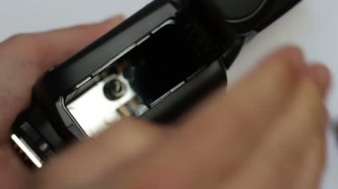 Hız lambasının şarj edilebilir bataryasını elle kompartımana yerleştirip kapat.