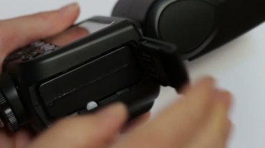 Fenerin şarj edilebilir pilini çıkar.