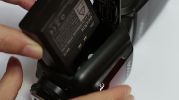 Stäng Hastighetsljusets Uppladdningsbara Batteri Genom Att Manuellt Sätta Det Facket — Stockvideo