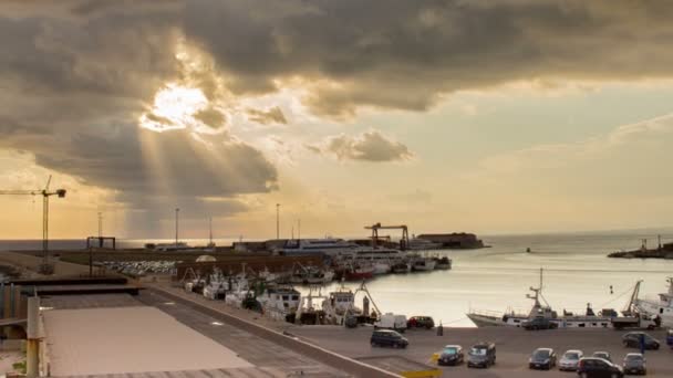 Ηλιοβασίλεμα Στο Λιμάνι Του Τερμολή Σύννεφα Που Καλύπτουν Τον Ήλιο — Αρχείο Βίντεο