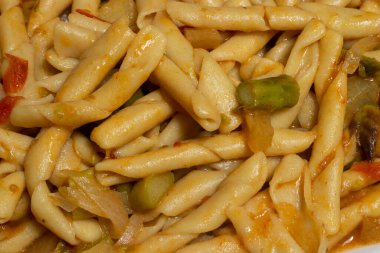 Kuşkonmaz, patates ve vişneli domatesli Fusilli al ferro.