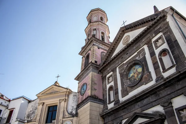 Amalfi Sahili 'nde seramik çalışmalarıyla ünlü bir kasaba olan Vietri sul Mare' deki San Giovanni Battista Kilisesi 'nin cephesi..