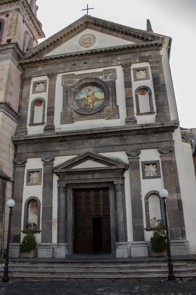 拜蒂斯塔教堂的门面位于阿马尔菲海岸的一个以陶瓷作品而闻名的城镇 Vietri Sul Mare — 图库照片