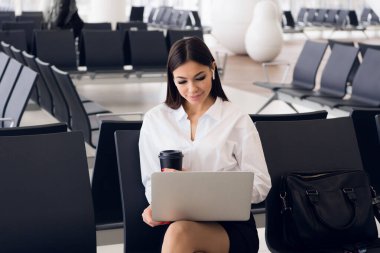 Çantada ile kadın yönetici işe onu uçuş bir havaalanında bekleyen ilgili iş gezisi