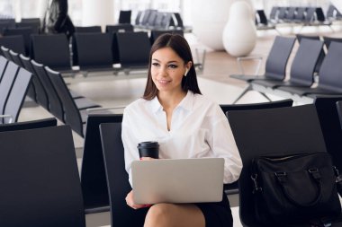 Çantada ile kadın yönetici işe onu uçuş bir havaalanında bekleyen ilgili iş gezisi