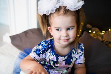 Güzel çocuk mutluluğunu ifade neşeli küçük kız kameraya gülümseyen güzel elbise