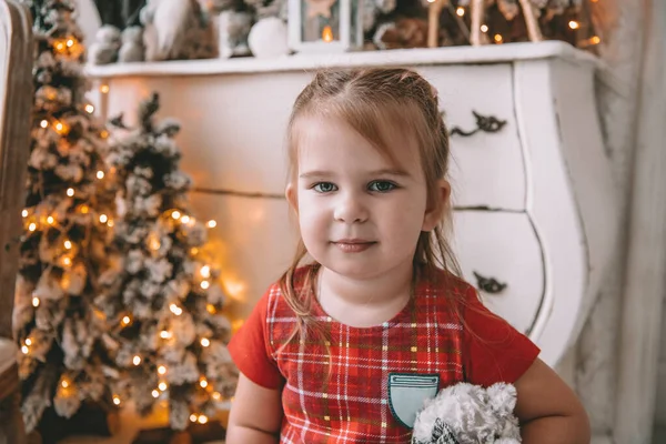 美しいです小さな女の子とともにクリスマスツリーで背景 — ストック写真