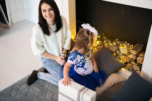 insanlar, tatil ve aile kavramı - mutlu Kız annesinden evde doğum günü hediyesi almak