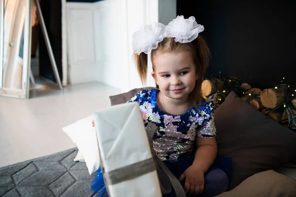 Mutlu, küçük, gülümseyen kız Noel hediyesi kutusuyla