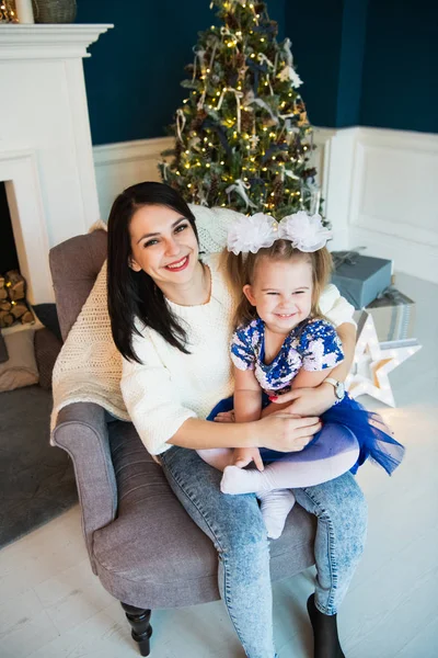 Noel, x-mas, kış, mutluluk kavramı - anne ve kızı sarılma