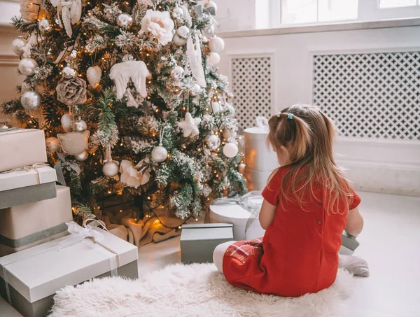 Menina bonita perto da árvore de ano novo. menina bonita no vestido perto da árvore de Natal à espera de férias. Pequena princesa — Fotografia de Stock