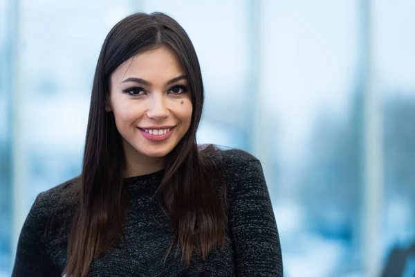 Espaço vazio e uma jovem mulher bonita sorrindo em um fundo azul Imagens De Bancos De Imagens Sem Royalties