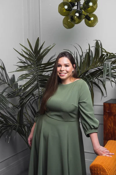 Artı günlük kıyafetlerle manken boy, stüdyo arka planında kadın, kilolu kadın vücudu.