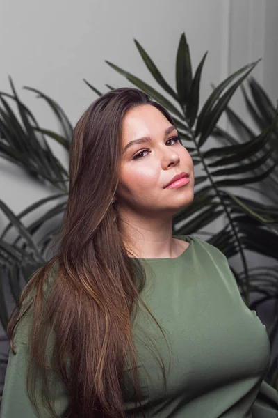 Güzel saç stiliyle gülümseyen güzel bir kadının portresi.