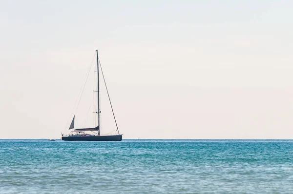 Sailing yacht in the Tyrrhenian sea waters near the Porto Ercole in the Province of Grosseto, Tuscany — Stock Photo, Image