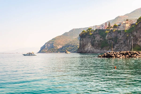 High cliffs, Tyrrenian sea bay, yachts floating near the coast, rocky surrounding of Vico Equensea a coastal town and comune in the Metropolitan City of Naples — Fotografia de Stock