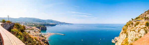 Panorama van hoge kliffen, Tyrreense zee baai met zuiver azuurblauw water, drijvende boten en schepen, kiezelstranden, rotsachtige omgeving van Meta, Sant 'Agnello en Sorrento steden in de buurt van Napels regio — Stockfoto