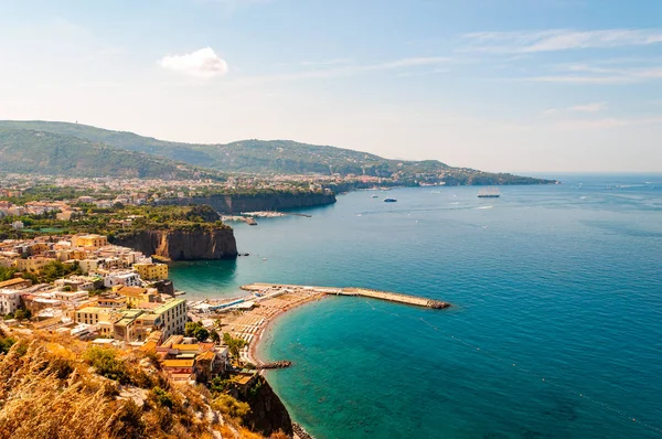 Panorama de falésias altas, baía do mar Tirreno com água pura azul, barcos e navios flutuantes, praias de seixos, arredores rochosos de Meta, Sant 'Agnello e Sorrento cidades perto da região de Nápoles — Fotografia de Stock